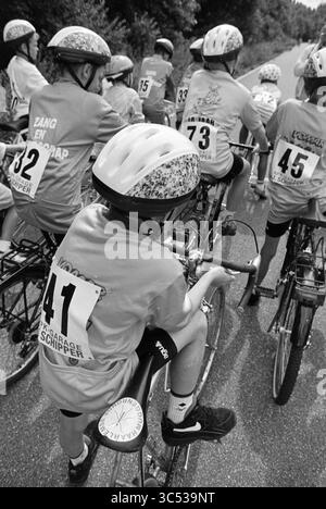 Mosquito Round, SP'woude, Spaarnwoude, 14-08-1994 Whizgle News, Dutch Desk, pays-Bas, 1950-2000 Un groupe de jeunes cyclistes, portant des maillots et des casques assortis, se rassemblent au bord de la route, prêts à se lancer dans leur aventure à vélo. Chaque coureur affiche un numéro unique sur son dos, mettant en valeur l'esprit de travail d'équipe et de compétition. Banque D'Images