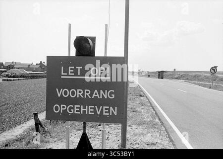 Crossing de Zilk, routes, construction de routes, plantation de routes, 29-06-1972 Whizgle News, Dutch Desk, pays-Bas, 1950-2000 Un grand panneau le long d'une route avertit les conducteurs d'être prudents, indiquant que la priorité a été révoquée. En arrière-plan, un paysage rural présente des maisons et des champs, avec une autre route visible à proximité. Banque D'Images