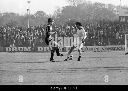 Telstar - vitesse, Football Telstar, 16-10-1977 Whizgle News, Dutch Desk, pays-Bas, 1950-2000 Un moment tendu sur le terrain de football où un joueur manipule habilement le ballon devant un adversaire, avec une foule avide regardant en arrière-plan. Banque D'Images
