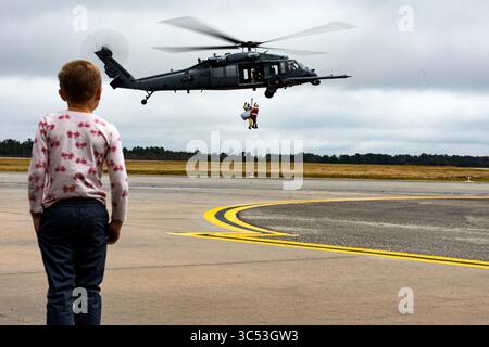14 décembre 2019 - Moody Air Force base, Géorgie, États-Unis - Un participant regarde le Père Noël et son elfe descendre d'un HH-60G Pave Hawk pendant la fête de Noël des enfants du 347e groupe de sauvetage et du 23e groupe de maintenance Dec. 14, 2019, à Moody Air Force base, Ga.. L'événement annuel a permis à plus de 400 enfants et à leurs familles de passer du temps ensemble, de prendre des photos avec le Père Noël et de jouer à des jeux sur le thème des fêtes. (Crédit image : © U.S. Air Force/ZUMA Wire/ZUMAPRESS.com) Banque D'Images