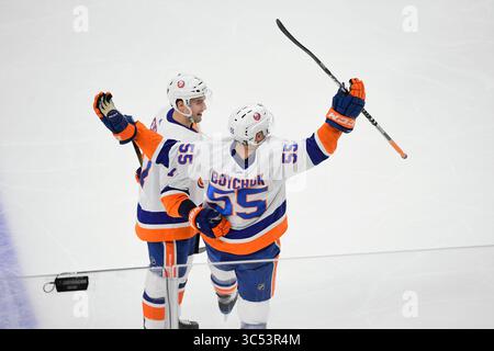 19 décembre 2019 : le défenseur des Islanders de New York Johnny Boychuk (55 ans) et l'aile droite Jordan Eberle (7 ans) célèbrent un but lors du match de la LNH entre les Islanders de New York et les Bruins de Boston qui se tient au TD Garden, à Boston, Mass. Les Islanders battent les Bruins 3-2 en prolongation. Eric Canha/CSM(image de crédit : &copy ; Eric Canha/CSM via ZUMA Wire) Banque D'Images