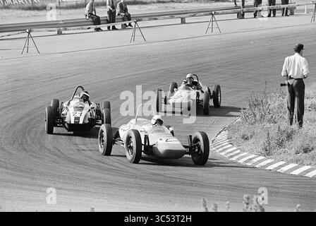 Course de voitures de formule V sur le circuit de Zandvoort, Zandvoort, 01-07-1967 Whizgle News, Dutch Desk, pays-Bas, 1950-2000 trois voitures de course parcourent une piste courbe, mettant en valeur un moment palpitant dans le sport automobile. La voiture de tête, avec le numéro 2 en évidence, est étroitement poursuivie par deux concurrents, dont un marqué 21. Les spectateurs regardent depuis les lignes de touche, ajoutant à l'excitation de la course. Banque D'Images