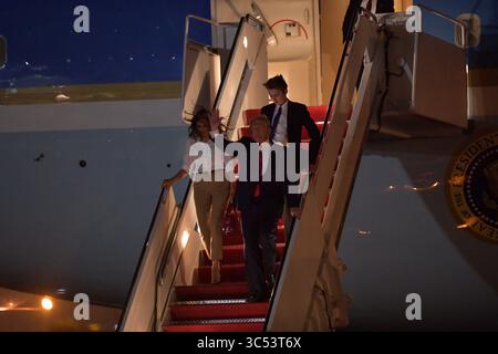 16 juin 2015, West Palm Beach, Floride, États-Unis d'Amérique : WEST PALM BEACH, FL - 20 DÉCEMBRE : le président AMÉRICAIN Donald Trump fait des vagues alors que lui, la première dame Melania Trump et son fils Barron Trump arrivent à l'aéroport international de Palm Beach à West Palm Beach pour les vacances de Noël à Mar-A-Lago Estate après que Trump signe un projet de loi de défense qui crée Space Force et étend le congé parental le 20 décembre 2019 le 20 décembre 2019 à West Palm Beach, Floride....personnes : Président Donald Trump, Melania Trump, Baron Trump (crédit image : © SMG via ZUMA Wire) Banque D'Images