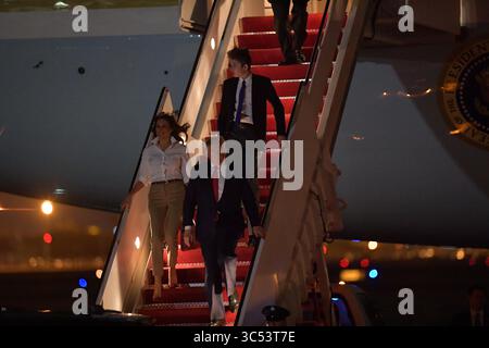 16 juin 2015, West Palm Beach, Floride, États-Unis d'Amérique : WEST PALM BEACH, FL - 20 DÉCEMBRE : le président AMÉRICAIN Donald Trump fait des vagues alors que lui, la première dame Melania Trump et son fils Barron Trump arrivent à l'aéroport international de Palm Beach à West Palm Beach pour les vacances de Noël à Mar-A-Lago Estate après que Trump signe un projet de loi de défense qui crée Space Force et étend le congé parental le 20 décembre 2019 le 20 décembre 2019 à West Palm Beach, Floride....personnes : Président Donald Trump, Melania Trump, Baron Trump (crédit image : © SMG via ZUMA Wire) Banque D'Images