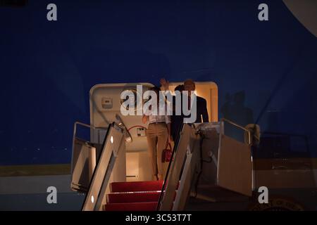 16 juin 2015, West Palm Beach, Floride, États-Unis d'Amérique : WEST PALM BEACH, FL - 20 DÉCEMBRE : le président AMÉRICAIN Donald Trump fait des vagues alors que lui, la première dame Melania Trump et son fils Barron Trump arrivent à l'aéroport international de Palm Beach à West Palm Beach pour les vacances de Noël à Mar-A-Lago Estate après que Trump signe un projet de loi de défense qui crée Space Force et étend le congé parental le 20 décembre 2019 le 20 décembre 2019 à West Palm Beach, Floride....personnes : Président Donald Trump, Melania Trump, Baron Trump (crédit image : © SMG via ZUMA Wire) Banque D'Images