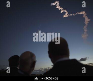 20 décembre 2019, Cape Canaveral, FL, États-Unis : le gouverneur de Floride Ron DeSantis, à gauche, Tory Bruno, président et PDG de United Launch Alliance, au centre, et l'administrateur de la NASA Jim Bridenstine, à droite, regardent une fusée Atlas V de United Launch Alliance transportant le vaisseau spatial Boeing CST-100 Starliner depuis le complexe de lancement spatial 41 à Cape Canaveral Air Force Station le 20 décembre 2019 à Cape Canaveral, en Floride. Le test en vol orbital sans pilote est la première mission du Starliner à destination de la Station spatiale internationale dans le cadre du programme commercial Crew de la NASA. (Crédit image : © Joel Kowsky/NASA/ Banque D'Images
