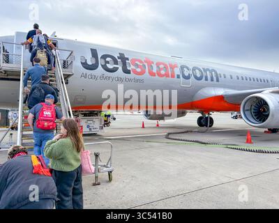 Avion Jetstar A321 sur le tarmac de l'aéroport de Melbourne Tullamarine, les passagers montent les escaliers pour monter à bord de l'avion pour le vol vers Sydney Banque D'Images