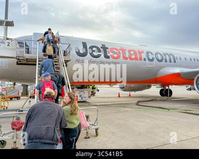 Avion Jetstar A321 sur le tarmac de l'aéroport de Melbourne Tullamarine, les passagers montent les escaliers pour monter à bord de l'avion pour le vol vers Sydney Banque D'Images