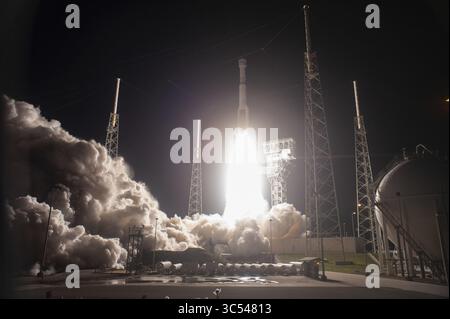20 décembre 2019, Cape Canaveral, FL, États-Unis : une fusée Atlas V de l'United Launch Alliance transportant le vaisseau spatial Boeing CST-100 Starliner décolle du complexe spatial de lancement 41 à Cape Canaveral Air Force Station le 20 décembre 2019 à Cape Canaveral, Floride. Le test en vol orbital sans pilote est la première mission du Starliner à destination de la Station spatiale internationale dans le cadre du programme commercial Crew de la NASA. (Crédit image : © Tony Gray/NASA/Planet Pix via ZUMA Wire) Banque D'Images