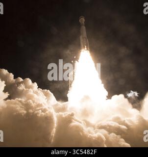 20 décembre 2019, Cape Canaveral, FL, États-Unis : une fusée Atlas V de l'United Launch Alliance transportant le vaisseau spatial Boeing CST-100 Starliner décolle du complexe spatial de lancement 41 à Cape Canaveral Air Force Station le 20 décembre 2019 à Cape Canaveral, Floride. Le test en vol orbital sans pilote est la première mission du Starliner à destination de la Station spatiale internationale dans le cadre du programme commercial Crew de la NASA. (Crédit image : © Joel Kowsky/NASA/Planet Pix via ZUMA Wire) Banque D'Images