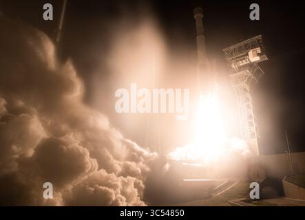20 décembre 2019, Cape Canaveral, FL, États-Unis : une fusée Atlas V de l'United Launch Alliance transportant le vaisseau spatial Boeing CST-100 Starliner décolle du complexe spatial de lancement 41 à Cape Canaveral Air Force Station le 20 décembre 2019 à Cape Canaveral, Floride. Le test en vol orbital sans pilote est la première mission du Starliner à destination de la Station spatiale internationale dans le cadre du programme commercial Crew de la NASA. (Crédit image : © Joel Kowsky/NASA/Planet Pix via ZUMA Wire) Banque D'Images