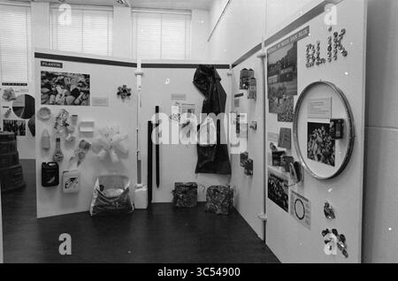Exposition du musée Pieter Vermeulen. À propos des déchets, expositions, 06-12-1985 Whizgle News, Dutch Desk, pays-Bas, 1950-2000 un espace d’exposition présentant divers projets d’art et de design réalisés à partir de matériaux recyclés. Les murs présentent un mélange d'affichages colorés, y compris des photographies, des collages et des œuvres d'art en trois dimensions, mettant l'accent sur la créativité et la durabilité. Banque D'Images