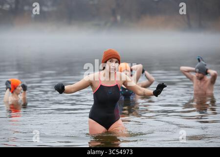 22 décembre 2019, Varsovie, Pologne : Réunion du réveillon de Noël et bain conjoint de Varsovie fans des bains froids -les morses de Varsovie. SUR LA PHOTO : Varsovie fans de Thermes terriblement froids (crédit image : © Hubert Mathis/ZUMA Wire) Banque D'Images