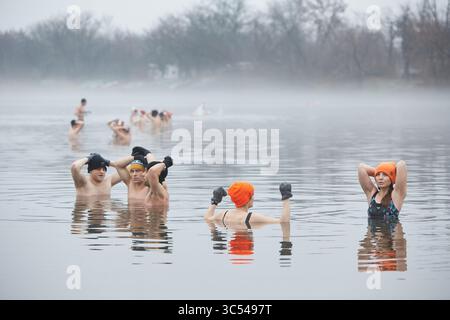 22 décembre 2019, Varsovie, Pologne : Réunion du réveillon de Noël et bain conjoint de Varsovie fans des bains froids -les morses de Varsovie. SUR LA PHOTO : Varsovie fans de Thermes terriblement froids (crédit image : © Hubert Mathis/ZUMA Wire) Banque D'Images