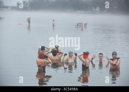 22 décembre 2019, Varsovie, Pologne : Réunion du réveillon de Noël et bain conjoint de Varsovie fans des bains froids -les morses de Varsovie. SUR LA PHOTO : Varsovie fans de Thermes terriblement froids (crédit image : © Hubert Mathis/ZUMA Wire) Banque D'Images