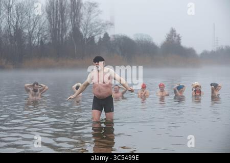 22 décembre 2019, Varsovie, Pologne : Réunion du réveillon de Noël et bain conjoint de Varsovie fans des bains froids -les morses de Varsovie. SUR LA PHOTO : Varsovie fans de Thermes terriblement froids (crédit image : © Hubert Mathis/ZUMA Wire) Banque D'Images