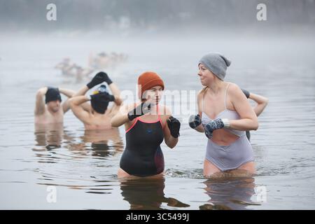 22 décembre 2019, Varsovie, Pologne : Réunion du réveillon de Noël et bain conjoint de Varsovie fans des bains froids -les morses de Varsovie. SUR LA PHOTO : Varsovie fans de Thermes terriblement froids (crédit image : © Hubert Mathis/ZUMA Wire) Banque D'Images