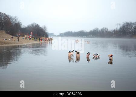 22 décembre 2019, Varsovie, Pologne : Réunion du réveillon de Noël et bain conjoint de Varsovie fans des bains froids -les morses de Varsovie. SUR LA PHOTO : Varsovie fans de Thermes terriblement froids (crédit image : © Hubert Mathis/ZUMA Wire) Banque D'Images