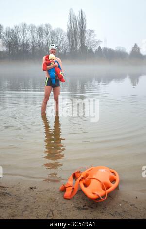 22 décembre 2019, Varsovie, Pologne : Réunion du réveillon de Noël et bain conjoint de Varsovie fans des bains froids -les morses de Varsovie. SUR LA PHOTO : Varsovie fans de Thermes terriblement froids (crédit image : © Hubert Mathis/ZUMA Wire) Banque D'Images