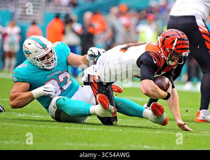 22 décembre 2019, Miami, FL, États-Unis : Miami Dolphins Defensive Tackle Zack Sieler (92) sacks le quarterback des Cincinnati Bengals Andy Dalton (14) le dimanche 22 décembre 2019 au Hard Rock Stadium de Miami Gardens, Floride (crédit image : © TNS via ZUMA Wire) Banque D'Images