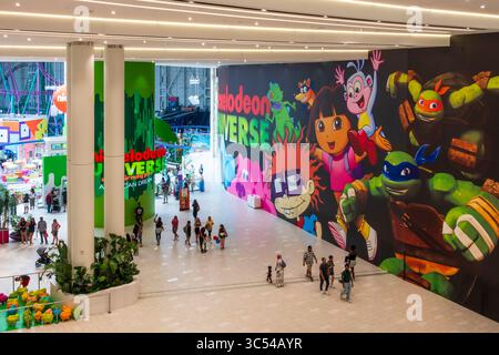 East Rutherford, NJ - US - 26 juillet 2025 Nickelodeon Universe au centre commercial American Dream, avec des peintures murales de personnages comme Dora et Teenage mutant Ninja Banque D'Images