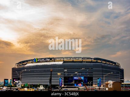 East Rutherford, NJ - US - 26 juillet 2025 MetLife Stadium se dresse sous un ciel nocturne spectaculaire à East Rutherford, New Jersey, sa façade métallique élégante Banque D'Images