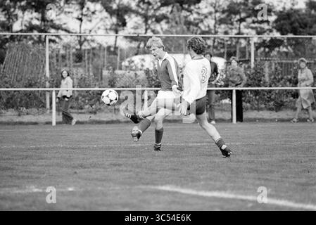 Terrasvogels - DSOV, Football, 05-10-1980 Whizgle News, Dutch Desk, pays-Bas, 1950-2000 deux joueurs sont engagés dans un moment de compétition pendant un match de football, l'un exécutant un coup de pied tandis que l'autre cherche à intercepter. La scène capture l'intensité du sport, sur fond d'arbres et de spectateurs. Banque D'Images