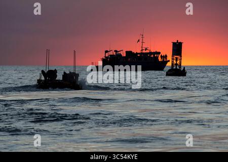 17 décembre 2019, Camp Pendleton, Californie, États-Unis : U.S. Marines avec Amphibious Vehicle test Branch, Marine corps Tactical Systems support Activity, prenez un nouveau véhicule de combat amphibie pour des essais en basse lumière en haute mer à Del Mar Beach sur Marine corps base Camp Pendleton, Californie, Dec. 17, 2019. Le test a été conçu pour évaluer et vérifier dans quelle mesure les Marines peuvent interagir avec le véhicule et fonctionner la nuit. L’ACV est un véhicule blindé de transport de troupes à huit roues conçu pour remplacer entièrement la flotte vieillissante de véhicules d’assaut amphibies Corpsâ€™. (Crédit image : © U.S. Marines/ZUMA Wire/ZUMAP Banque D'Images
