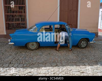 14 décembre 2019, Trinidad, Sancti Spiritus, Cuba : homme travaillant sur sa voiture ancienne à Trinidad (crédit image : © Milo Hess/ZUMA Wire) Banque D'Images