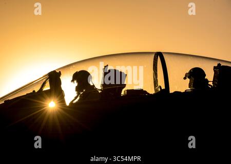 24 décembre 2019, lieu non divulgué : L'équipage de la 332d Air Expeditionary Wing se prépare à lancer un F-15E Strike Eagle le 24 décembre 2019 à un endroit non divulgué en Asie du Sud-Ouest. Le F-15E est un chasseur tactique extrêmement maniable conçu pour permettre à la Force aérienne d'établir une supériorité aérienne sur le champ de bataille. (Crédit image : © U.S. Air Force/ZUMA Wire/ZUMAPRESS.com) Banque D'Images