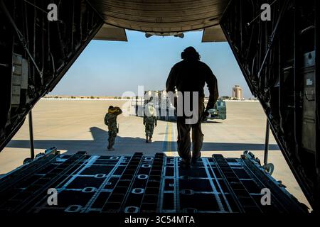 24 décembre 2019, golfe Persique : les aviateurs affectés au 779e escadron expéditionnaire de transport aérien mènent des opérations de fret le long de la côte du golfe Persique, Dec. 24, 2019. Le 779th EAS pilote des avions C-130 Hercules, actuellement déployés par la Garde nationale aérienne de l'Indiana et du Minnesota. (Crédit image : © U.S. Air Force/ZUMA Wire/ZUMAPRESS.com) Banque D'Images