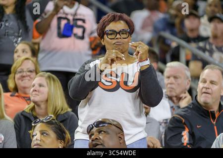 27 décembre 2019, Houston, Texas, États-Unis : les fans des Oklahoma State Cowboys célèbrent à la mi-temps au Texas Bowl entre les Texas A&M Aggies et les Oklahoma State Cowboys au NRG Stadium, Houston, Texas (crédit image : © Lynn Pennington/ZUMA Wire) Banque D'Images