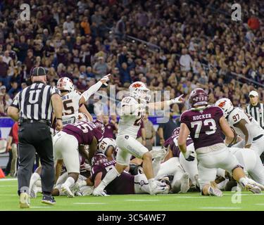 27 décembre 2019, Houston, Texas, États-Unis : les Oklahoma State Cowboys récupèrent la balle dans le Texas Bowl entre les Texas A&M Aggies et les Oklahoma State Cowboys au NRG Stadium, Houston, Texas (crédit image : © Lynn Pennington/ZUMA Wire) Banque D'Images
