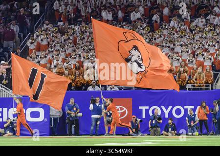 27 décembre 2019, Houston, Texas, États-Unis : les Oklahoma State Cowboys célèbrent le touchdown au quatrième quart-temps du Texas Bowl entre les Texas A&M Aggies et les Oklahoma State Cowboys au NRG Stadium, Houston, Texas (crédit image : © Lynn Pennington/ZUMA Wire) Banque D'Images