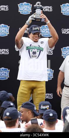 28 décembre 2019, Orlando, FL, États-Unis : le receveur de notre Dame Chase Claypool remporte le prix MVP après avoir remporté le Camping World Bowl, 33-9, Iowa State au Camping World Stadium à Orlando, Floride, le samedi 28 décembre 2019. (Crédit image : © TNS via ZUMA Wire) Banque D'Images
