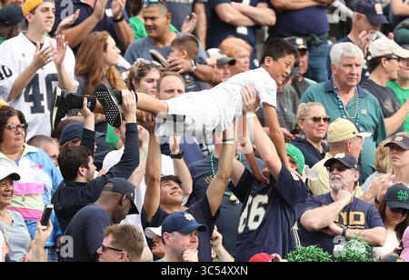 28 décembre 2019, Orlando, FL, États-Unis : les fans de notre Dame encouragent pendant le Camping World Bowl contre Iowa State au Camping World Stadium à Orlando, Floride, le samedi 28 décembre 2019. Notre Dame a gagné, 33-9. (Crédit image : © TNS via ZUMA Wire) Banque D'Images