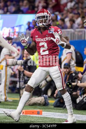 28 décembre 2019 : le receveur CeeDee Lamb (2) de l'Oklahoma Wide lors d'un match de football NCAA entre les Oklahoma Sooners et les LSU Tigers au Mercedes-Benz Stadium d'Atlanta, en Géorgie. Le LSU bat Oklahoma 63-28. John Mersits/CSM(image de crédit : &copy ; John Mersits/CSM via ZUMA Wire) Banque D'Images