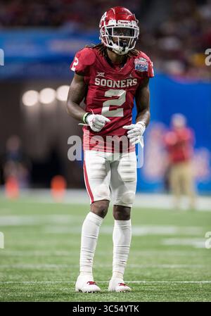 28 décembre 2019 : le receveur CeeDee Lamb (2) de l'Oklahoma Wide lors d'un match de football NCAA entre les Oklahoma Sooners et les LSU Tigers au Mercedes-Benz Stadium d'Atlanta, en Géorgie. Le LSU bat Oklahoma 63-28. John Mersits/CSM(image de crédit : &copy ; John Mersits/CSM via ZUMA Wire) Banque D'Images