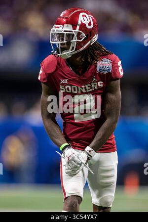 28 décembre 2019 : le receveur CeeDee Lamb (2) de l'Oklahoma Wide lors d'un match de football NCAA entre les Oklahoma Sooners et les LSU Tigers au Mercedes-Benz Stadium d'Atlanta, en Géorgie. Le LSU bat Oklahoma 63-28. John Mersits/CSM(image de crédit : &copy ; John Mersits/CSM via ZUMA Wire) Banque D'Images