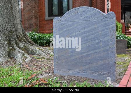 Ancienne pierre tombale pour Josiah Howard, mort en 1759, dans la cour de l'église historique Christ Episcopal Church dans le centre-ville de New Bern, Caroline du Nord Banque D'Images
