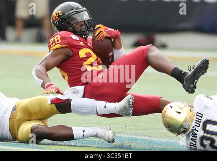 28 décembre 2019, Orlando, FL, USA : le receveur de l'Iowa State Parker Rikert (28) saute sur les défenseurs lors du Camping World Bowl contre notre Dame au Camping World Stadium à Orlando, Floride, le samedi 28 décembre 2019. Notre Dame a gagné, 33-9. (Crédit image : © TNS via ZUMA Wire) Banque D'Images