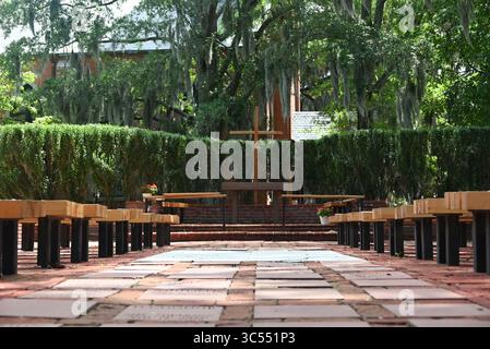 De vieux arbres ombragent la chapelle extérieure dans l'empreinte de l'église originale de 1752 à Christ Episcopal Church dans le centre-ville de New Bern, Caroline du Nord Banque D'Images