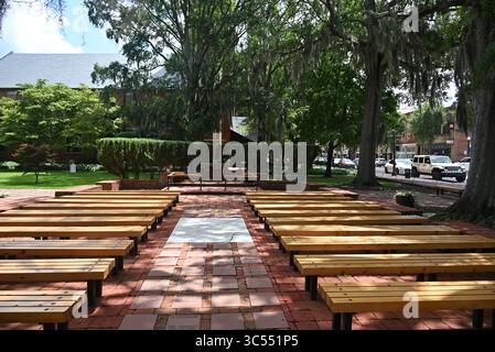 De vieux arbres ombragent la chapelle extérieure dans l'empreinte de l'église originale de 1752 à Christ Episcopal Church dans le centre-ville de New Bern, Caroline du Nord Banque D'Images