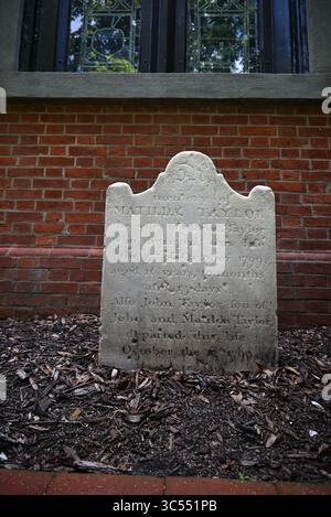 Ancienne pierre tombale de Mathilde Taylor, décédée en 1799, dans la cour de l'église historique Christ Episcopal Church au centre-ville de New Bern, Caroline du Nord Banque D'Images