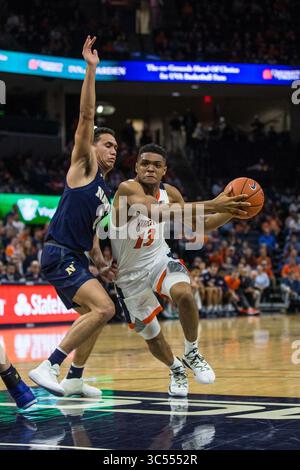 29 décembre 2019 : le garde des cavaliers de Virginie Casey Morsell (13 ans) entre dans la voie lors d'une action de basket-ball NCAA entre les Midshipmen de la Navy et les cavaliers de Virginie à la John Paul Jones Arena Charlottesville, Virginie. Jonathan Huff/CSM.(image de crédit : &copy ; Jonathan Huff/CSM via ZUMA Wire) Banque D'Images