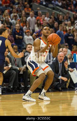 29 décembre 2019 : la garde des cavaliers de Virginie Casey Morsell (13 ans) tire pour trois lors d'une action de basket-ball NCAA entre les Midshipmen de la Navy et les cavaliers de Virginie à la John Paul Jones Arena Charlottesville, Virginie. Jonathan Huff/CSM.(image de crédit : &copy ; Jonathan Huff/CSM via ZUMA Wire) Banque D'Images