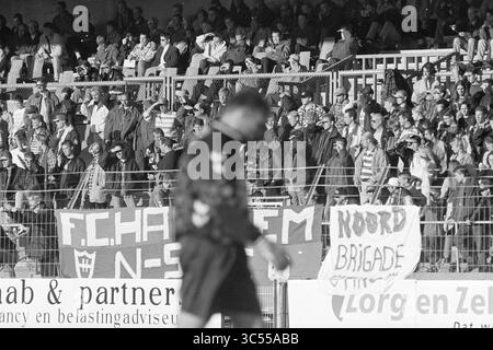 Football Haarlem - TOP, 28-10-1995 Whizgle News, Dutch Desk, pays-Bas, 1950-2000 Une foule de fans enthousiastes remplit les tribunes, agitant des bannières et encourageant passionnément leur équipe, tandis qu'un joueur passe au premier plan, concentré sur le match à venir. Banque D'Images