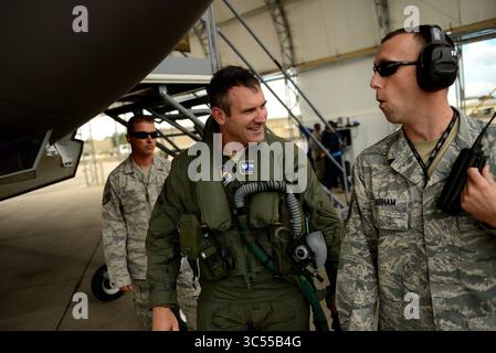 18 septembre 2012 - Eglin AFB, Floride, États-Unis - le pilote de chasse d'attaque conjoint F-35A Lightning II commandant de l'Escadre Col. Andrew Toth de la 33e Escadre de chasse et le surintendant de la production Scott Grabham parlent de son vol après avoir piloté une mission d'entraînement locale au-dessus de la côte d'Emeraude septembre 18, 2012 Eglin Air Force base, Fla. (crédit image : © Sgt. Maître Jeremy T./USAF via ZUMA Wire/ZUMAPRESS.com) Banque D'Images