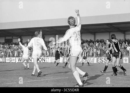 Telstar - vitesse, Football Telstar, 16-10-1977 Whizgle News, Dutch Desk, pays-Bas, 1950-2000 Un match de football se déroule alors que les joueurs célèbrent un but, les fans en arrière-plan montrant leur enthousiasme. L'accent est mis sur les joueurs portant des maillots blancs, dont un levant le bras en triomphe tandis que d'autres semblent engagés dans le jeu. Banque D'Images