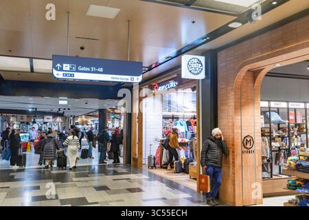 Aéroport de Sydney Kingsford Smith, zone des départs dans le terminal 2 avec magasins et magasins dont Ripcord sports shop, Nouvelle-Galles du Sud, Australie Banque D'Images